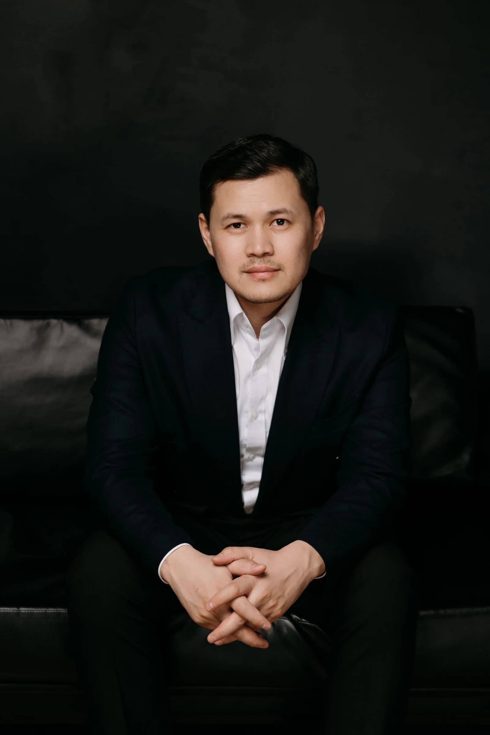 MatAcademy негізін қалаушысы Ерік Ахметовтің қою фондағы портреті